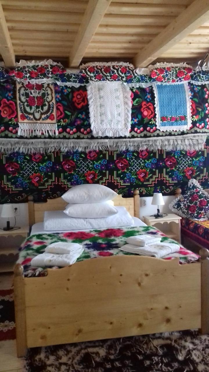 Отель Sub Creasta Cocosului Breb Экстерьер фото